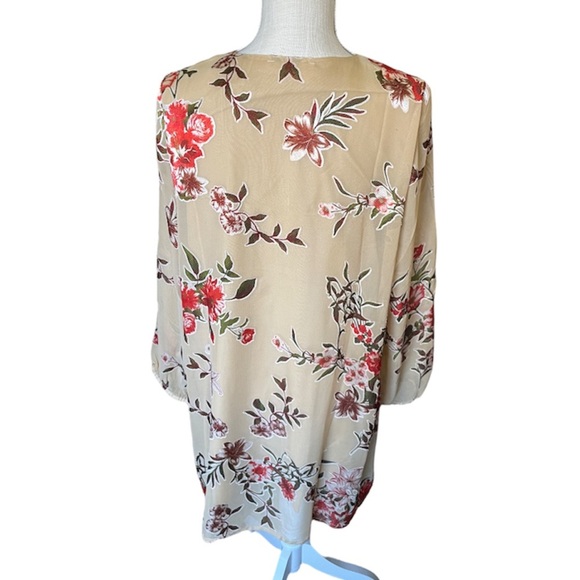 En Crème swing dress in vintage floral and neck cut out detail. - Picture 8 of 12